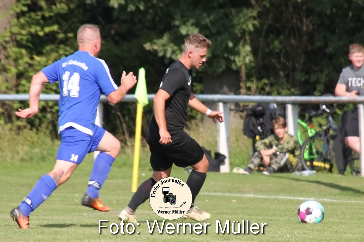 2022-09-25 
Pokalspiel 
SV Kleinwelka in blau
- 
Hoyerswerdaer FC II in schwarz

Foto: Werner Müller