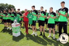 2023-06-03
Auszeoichnung B- Junioren HFC als Stallelsieger Landesklasse und neue Trikots an A- junioren HFC durch OB Torsten Ruban-Zeh 
Foto Werner Müller