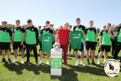 2023-06-03
Auszeoichnung B- Junioren HFC als Stallelsieger Landesklasse und neue Trikots an A- junioren HFC durch OB Torsten Ruban-Zeh 
Foto Werner Müller