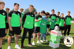 2023-06-03
Auszeoichnung B- Junioren HFC als Stallelsieger Landesklasse und neue Trikots an A- junioren HFC durch OB Torsten Ruban-Zeh 
Foto Werner Müller